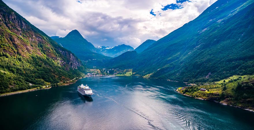 Kreuzfahrtschiff in einem Fjord