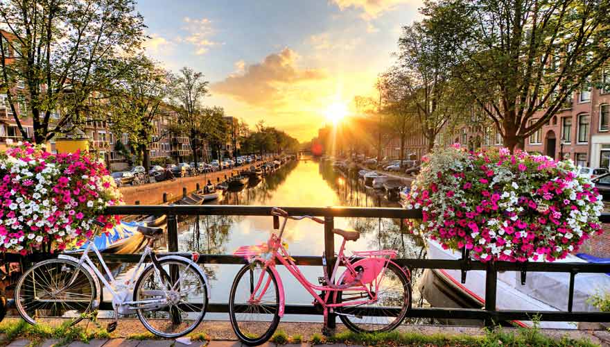 Gracht mit Fahrrad in Amsterdam