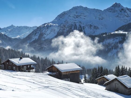 Skihütten im Schnee in den Alpen in Österreich