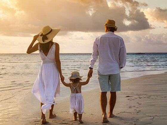 Familie mit Kind am Strand