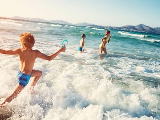 Kinder baden im Meer