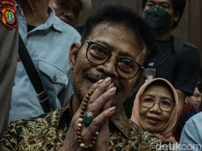 Pegang Tasbih, SYL Jalani Sidang Tuntutan Kasus Gratifikasi-Pemerasan