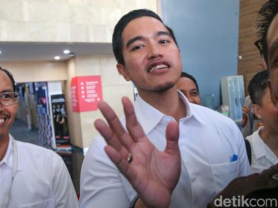 Potret Kaesang Tinggalkan Kantor Dewas KPK