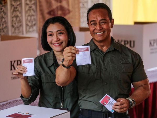 Senyum Andika dan Istri Nyoblos di TPS 3 Lempongsari Semarang