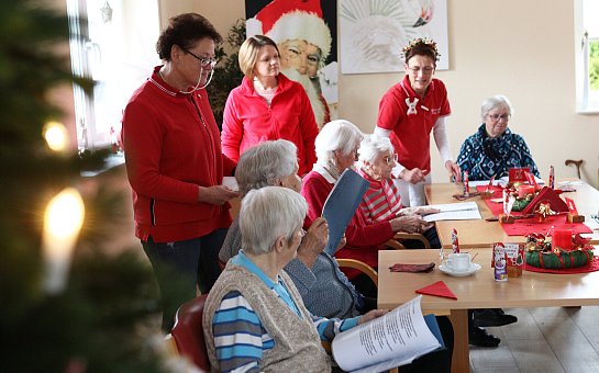 Bild zu Pfarrerin, Gastronom, Sanitäterin: Wie Menschen, die an Weihnachten arbeiten, die Feiertage erleben