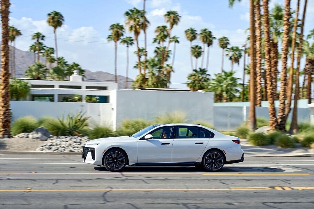 Der BMW i7 ist nur als Langversion erhältlich. Das Fahrzeug erstreckt sich über knapp 5,40 Meter. - © Bayerische Motoren Werke AG/dpa-mag