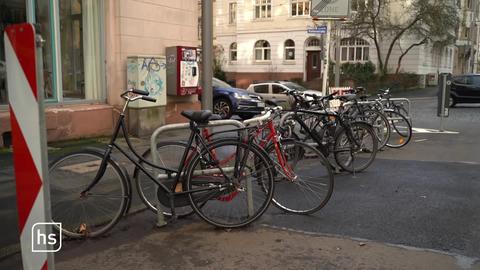 Räder an Fahrradbügeln in Kassel