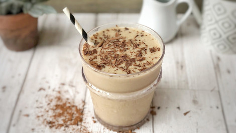 Dattel-Smoothie mit Nussmus und Vanille: Veganes Rezept für den gesunden Shake