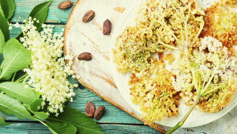 Gebackene Holunderblüten: Ein sommerliches Dessert