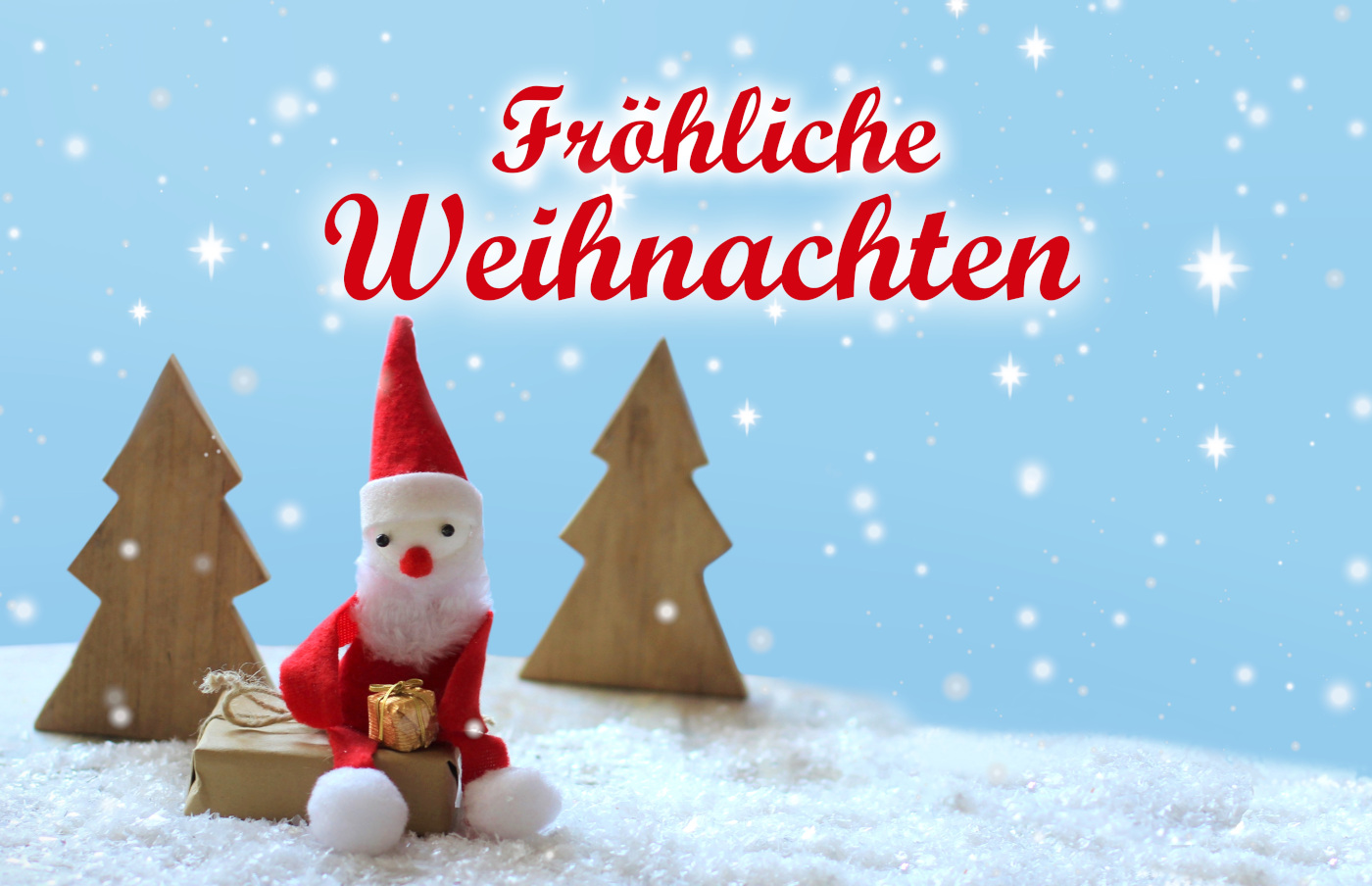 Weihnachtswichtel im Schnee mit Geschenken