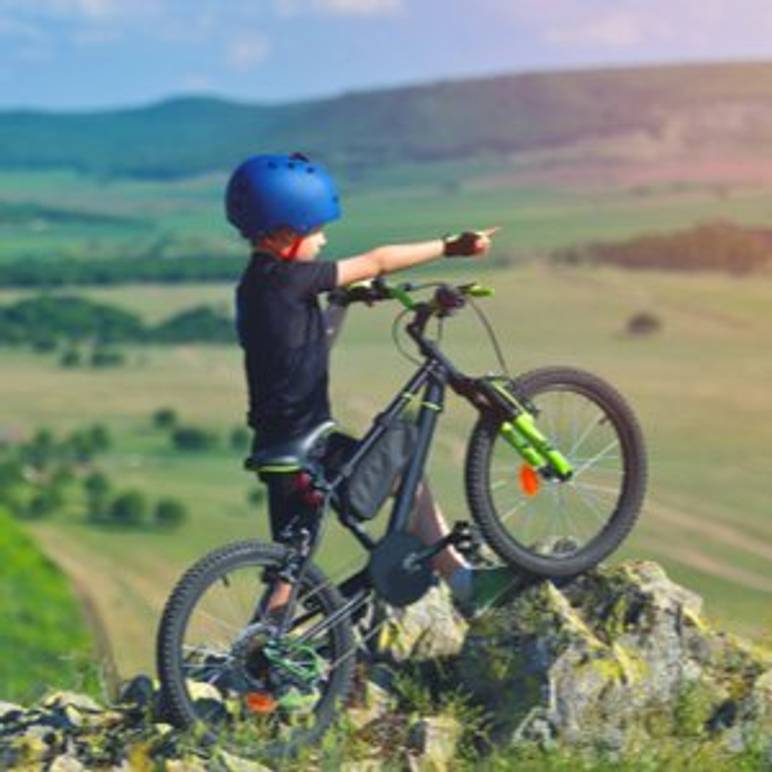 junge mit mountainbike auf berg