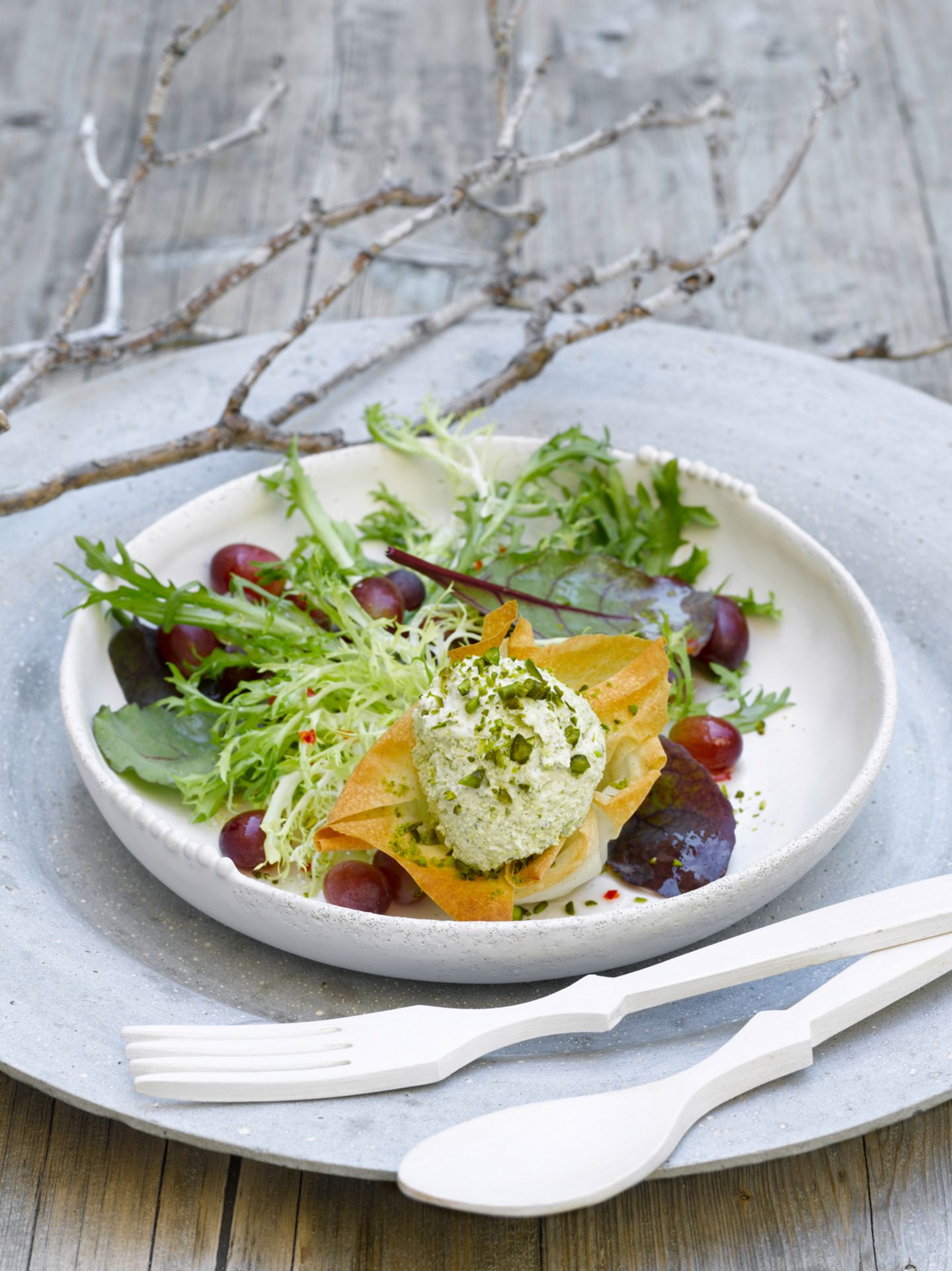 Pistazien-Mousse auf Wintersalat