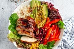 Bunte Bowl mit Gemüse, Hähnchen, Avocado und Bohnen