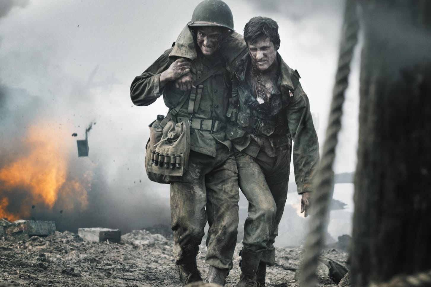 Desmond Doss (Andrew Garfield, l.) hat einem weiteren Kameraden das Leben gerettet.