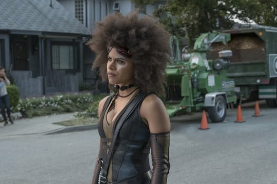 Zazie Beetz als Superheldin Domino.