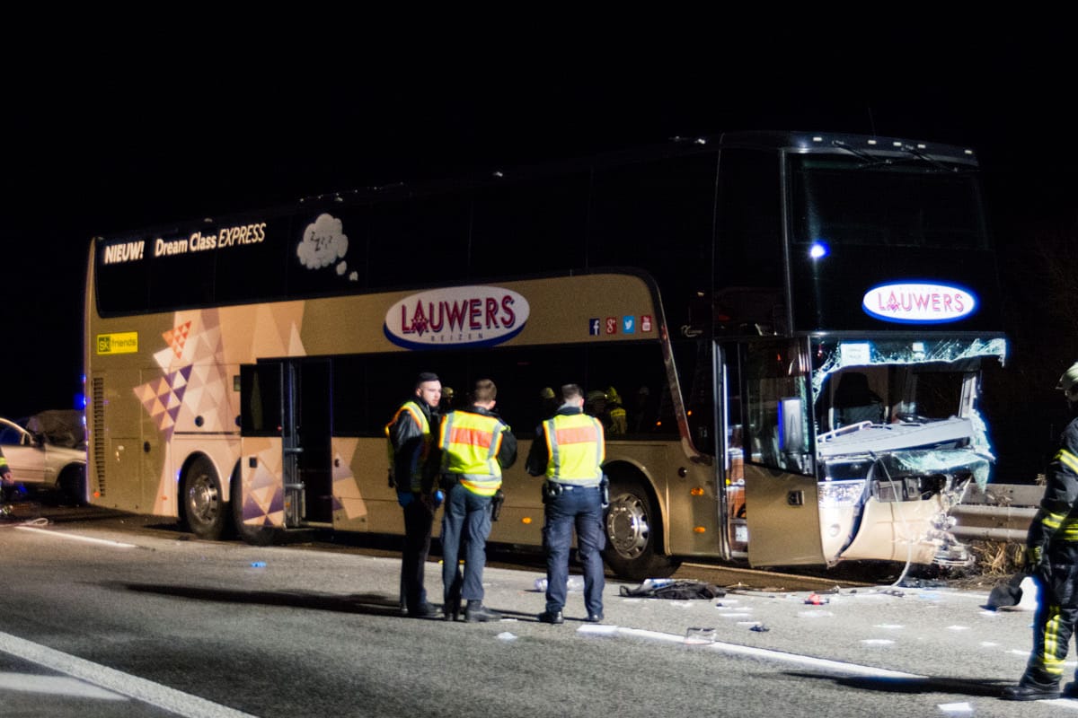 Der beschädigte Reisebus auf der Autobahn 61: Der Geisterfahrer ist bei dem Unfall ums Leben gekommen.