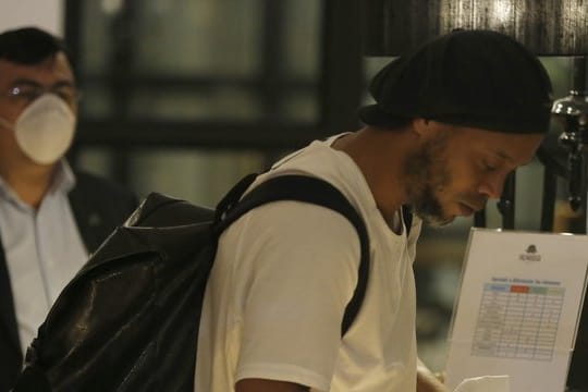 Ex-Fußballstar Ronaldinho kommt nach der Haft in einem Hotel an.