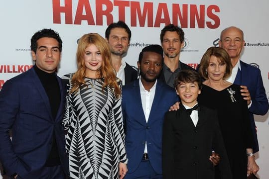 Elyas M'Barek (l-r), Palina Rojinski, Simon Verhoeven, Eric Kabongo, Florian David Fitz, Marinus Hohmann, Senta Berger und Heiner Lauterbach bei der Premiere von "Willkommen bei den Hartmanns" in München.