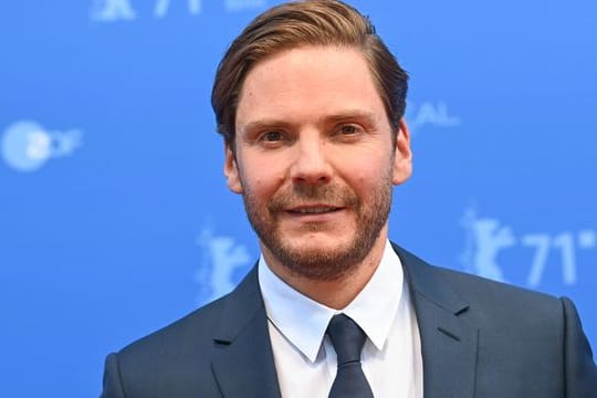 Der Regisseur und Schauspieler Daniel Brühl bei der Premiere des Films "Nebenan".