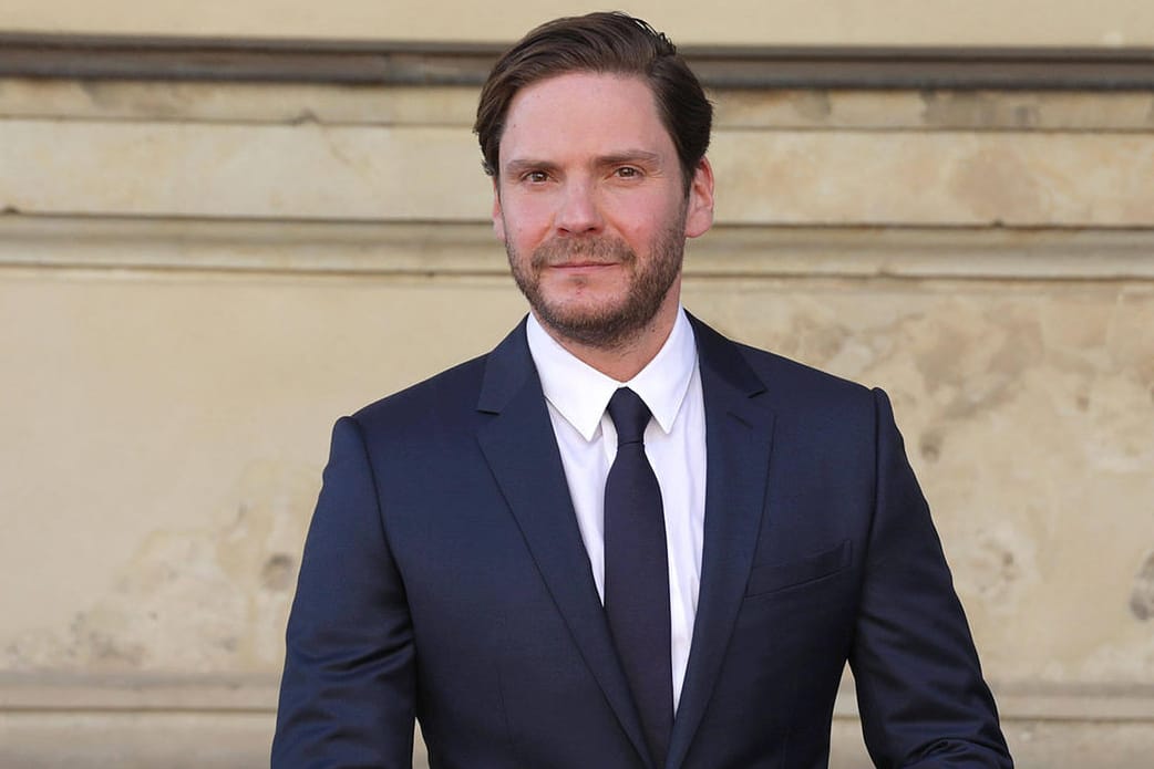 Daniel Brühl: Gelten viele Schauspieler zu unrecht als abgehoben? Auch darum geht es in dem neuen Film "Nebenan", bei dem Brühl erstmals Regie führt.