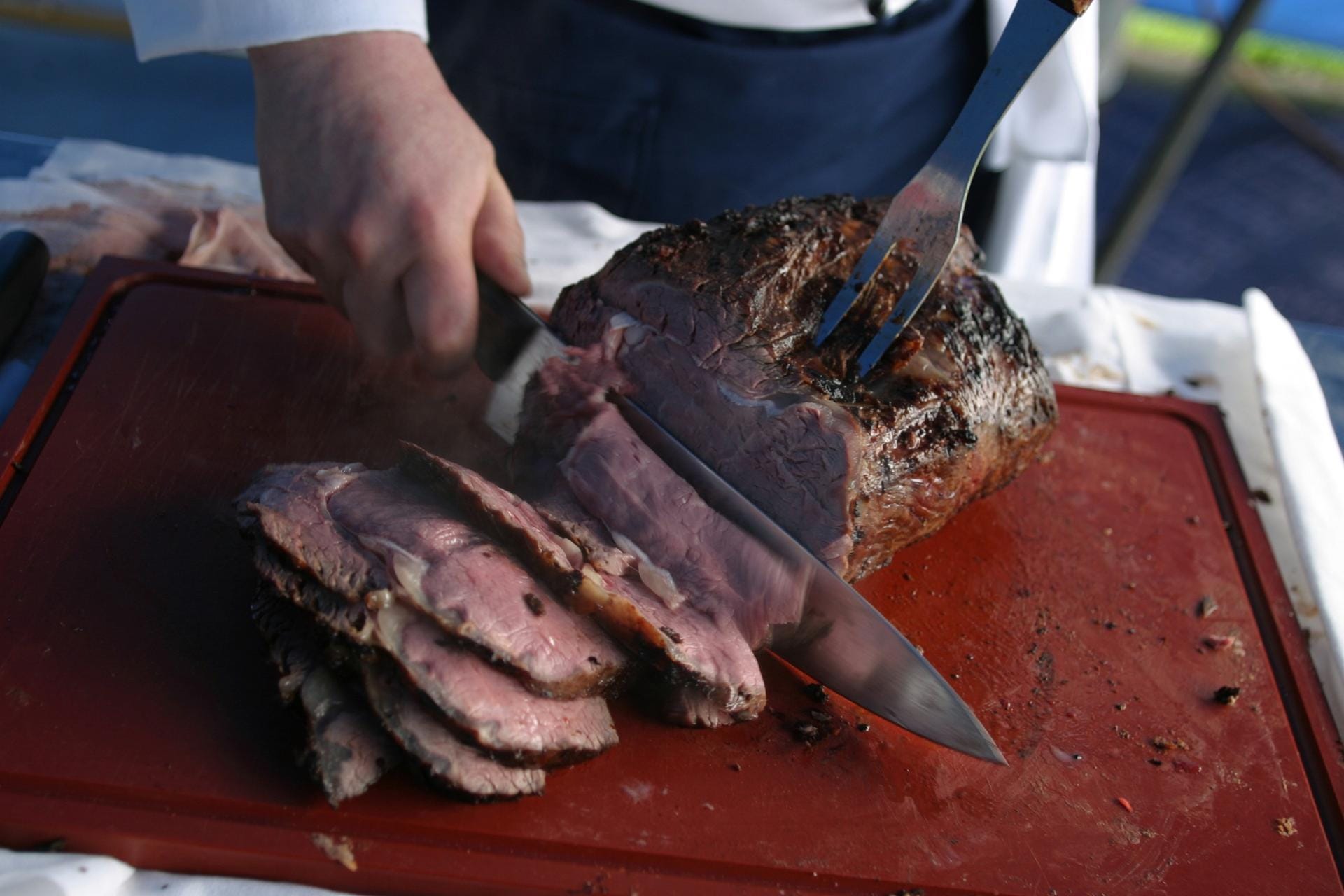 Das Wort Tranchieren leitet sich aus dem französischen Wort "trancher", zu Deutsch "zerlegen", ab. Beim Tranchieren wird nicht nur Fleisch wie Braten oder Geflügel, sondern auch Obst und Gemüse geschickt zerlegt. Wichtigstes Hilfsmittel hierbei ist ein scharfes Messer oder eine Geflügelschere.