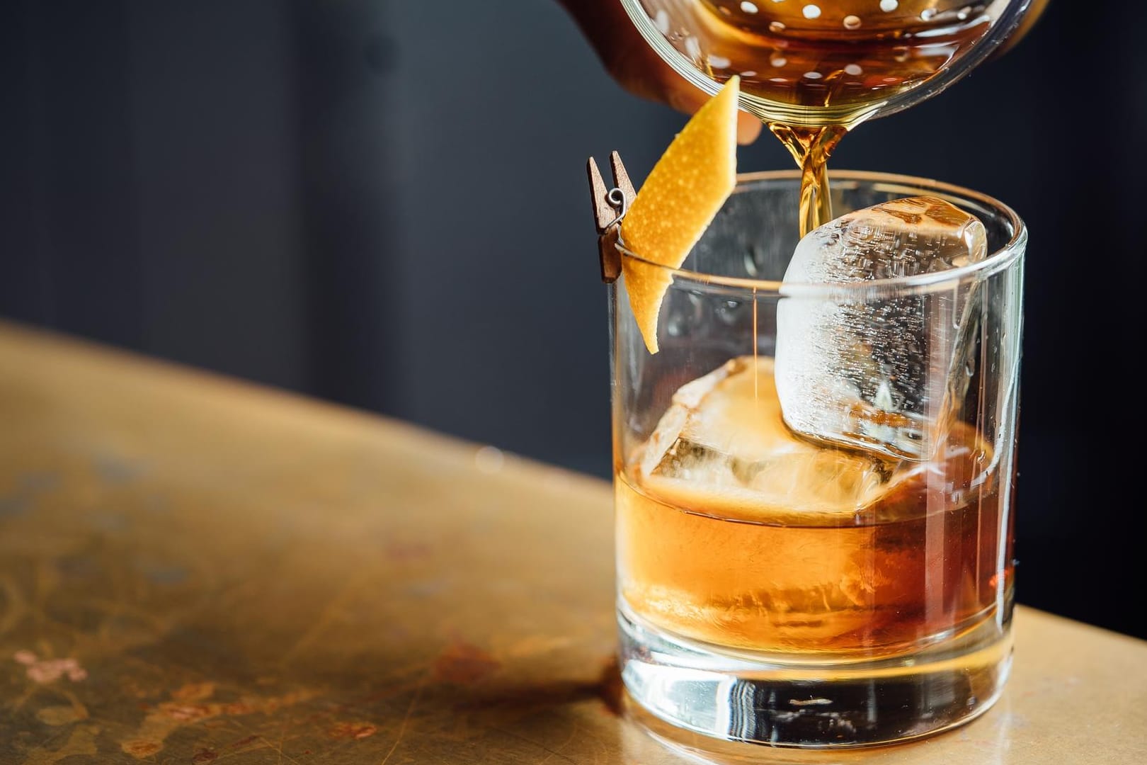 Old Fashioned: Für den klassischen Cocktail wird Rye Whisky oder Bourbon verwendet.