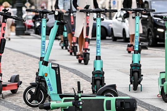 E-Scooter auf dem Boulevard Unter den Linden in Berlin.