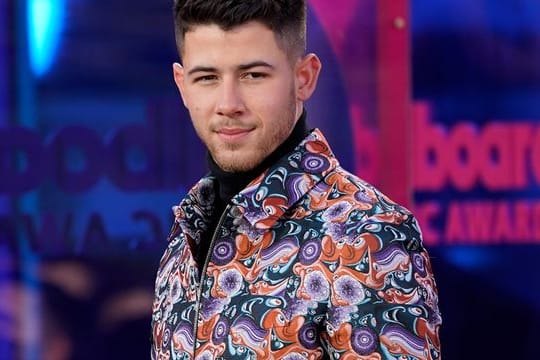 Der Sänger Nick Jonas erzählt im US-Fernsehen von seinen Vaterfreuden.