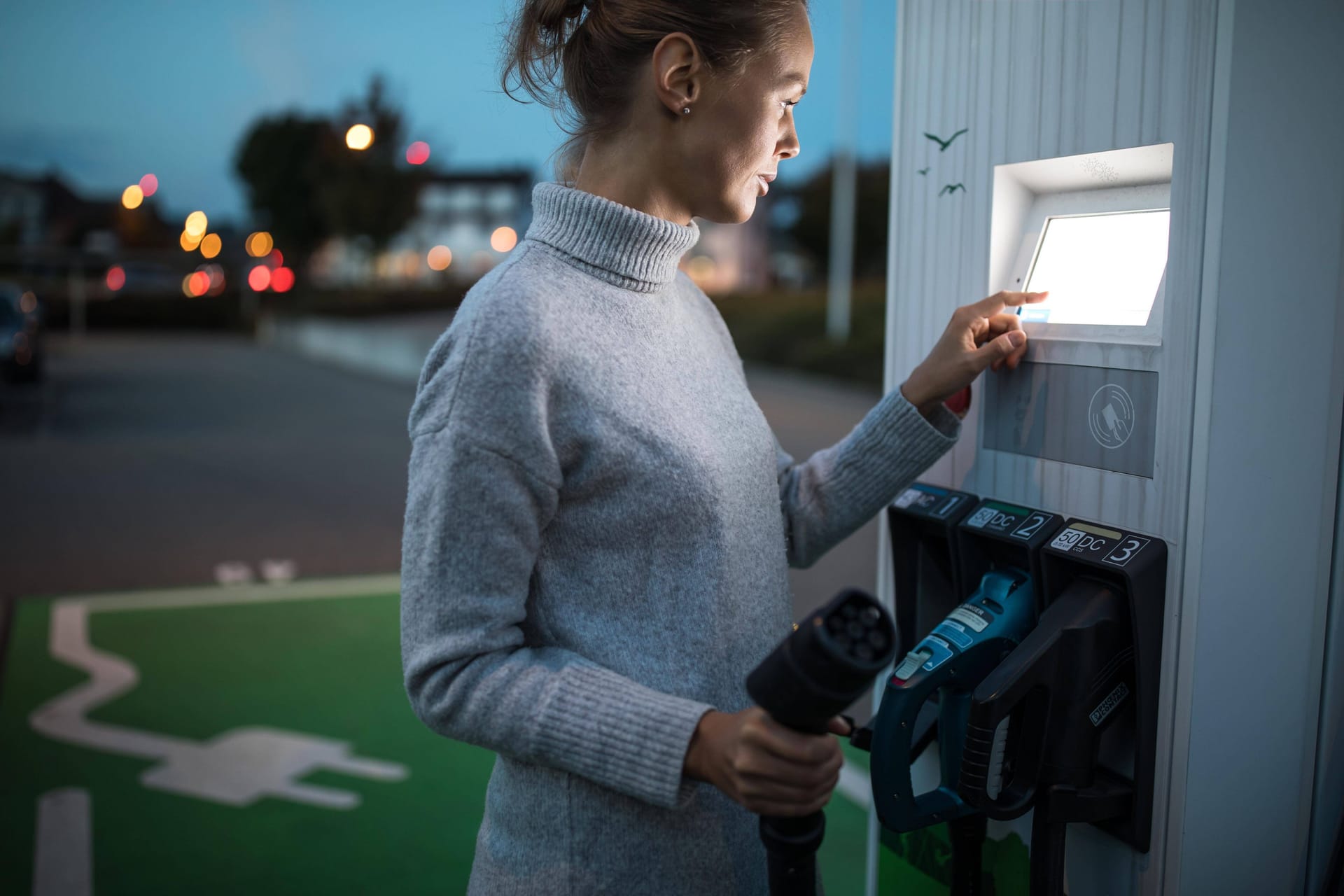 Aufladen des E-Autos: Dabei kann es zu einem Stromschlag kommen. Allerdings nur unter bestimmten Bedingungen.