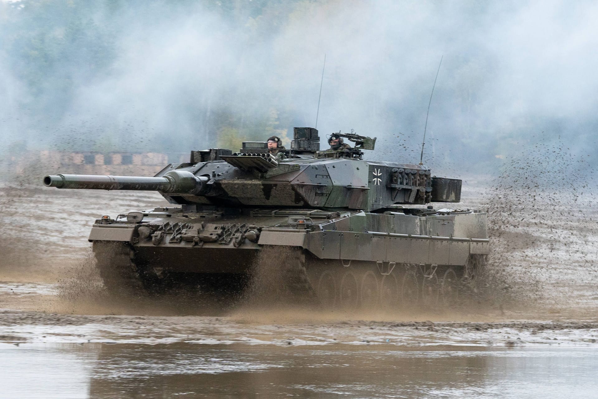 Der Panzer Kampfpanzer Leopard 2 bei einem Manöver (Archivbild).