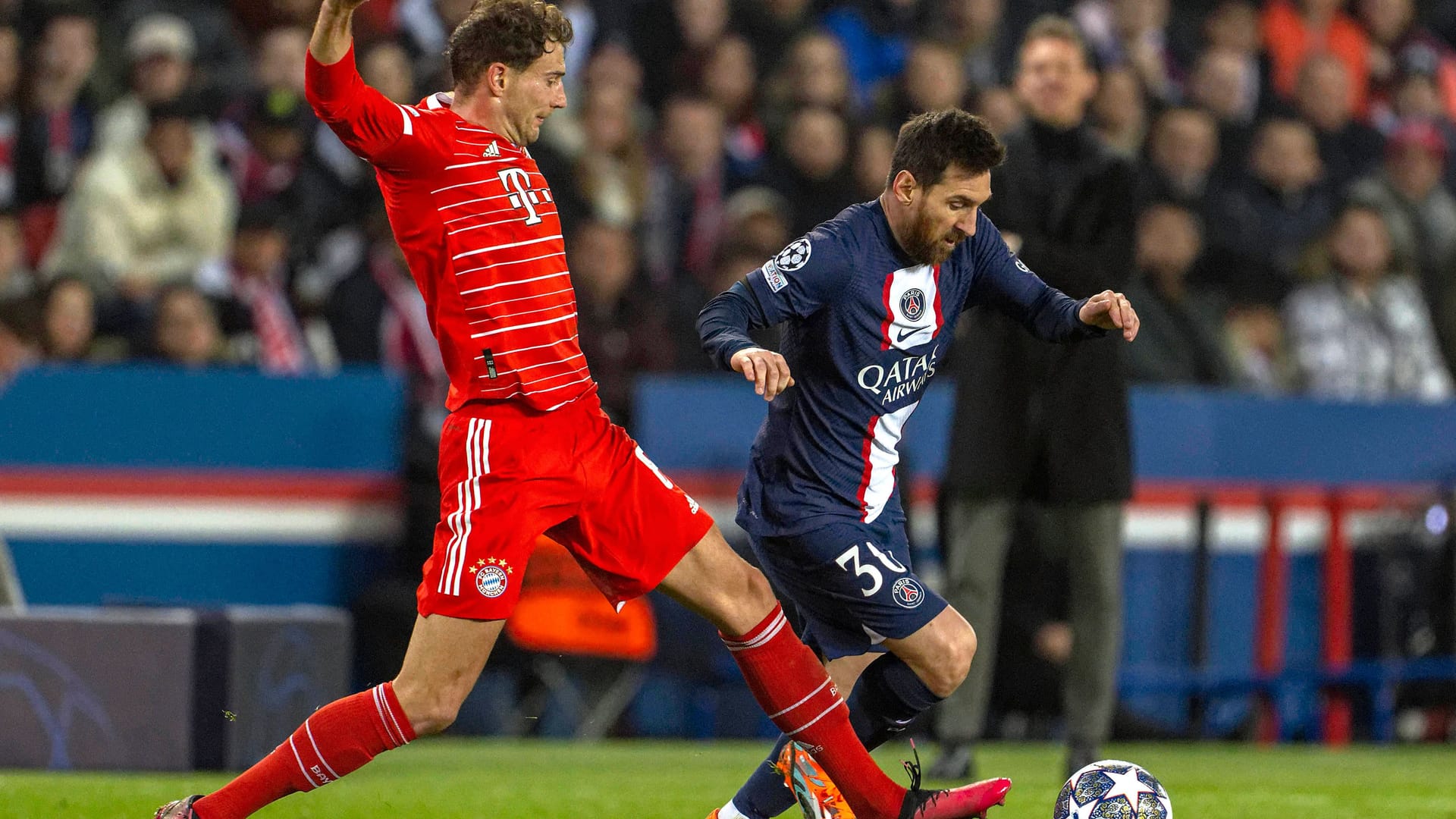 Das Achtelfinal-Hinspiel in der Königsklasse: Bayerns Leon Goretzka im Zweikampf mit PSG-Star Lionel Messi.