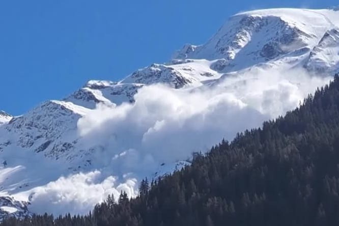 Eine Lawine: Der fünfstufige Lawinenlagebericht gehört ebenfalls zum Lehrplan für Skitourengeher.