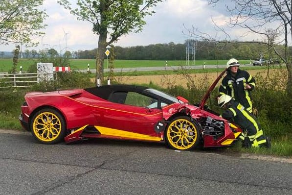 Unfallstelle nahe Goslar: Nach einem Zusammenstoß mit einem anderen Auto ist dieser Lamborghini nicht mehr fahrbereit.