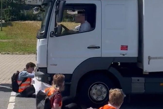 Lkw-Fahrer fährt Klimaaktivisten in Stralsund an: Der junge Mann blieb unverletzt.