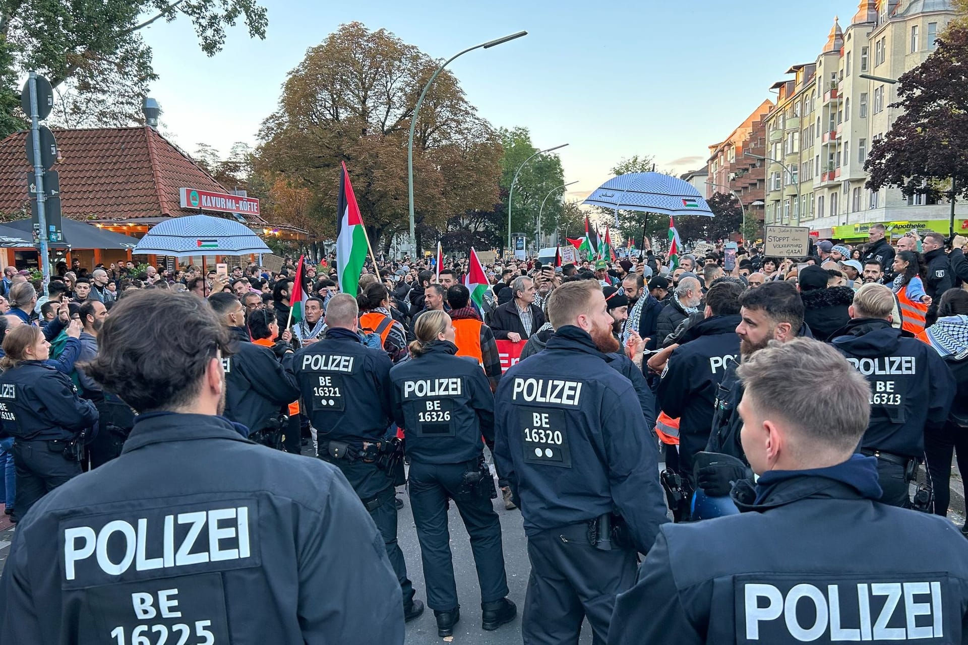 Teilnehmer einer Pro-Palästina Kundgebung demonstrieren auf dem Kottbusser Damm. Der von der Polizei begleitete Demonstrationszug startete am Oranienplatz in Kreuzberg und bewegte sich in Richtung Neukölln.