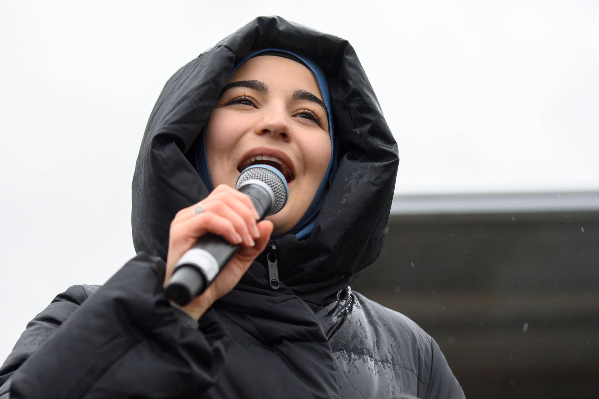 Elisa Baş bei einer Demo im Januar 2023 in Lützerath: Damals hielt sie als Sprecherin von "Fridays for Future" eine Rede.