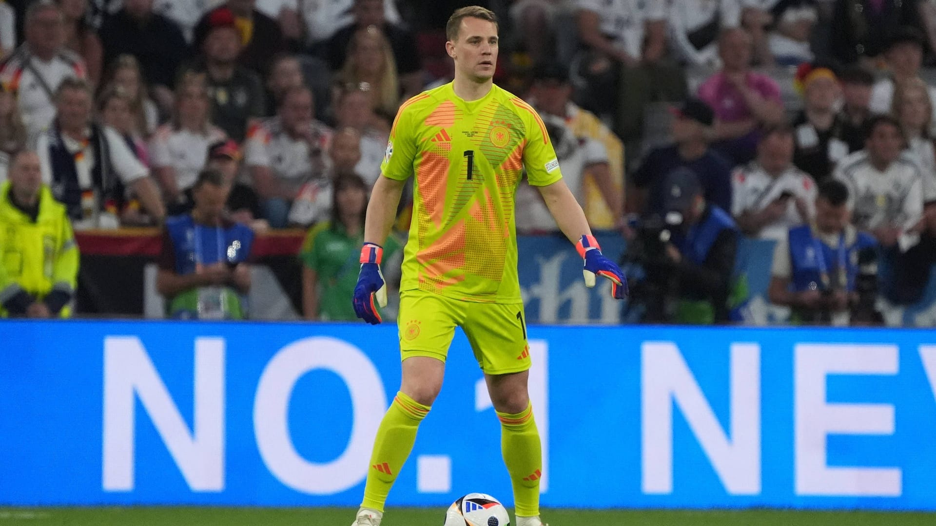 Manuel Neuer: Hatte in der ersten Halbzeit nichts, also wirklich nichts zu tun. Änderte sich im zweiten Durchgang auch nicht. Der erste Härtetest für ihn wird wohl gegen Ungarn kommen. Beim Eigentor von Rüdiger chancenlos (87. Minute). Note 3