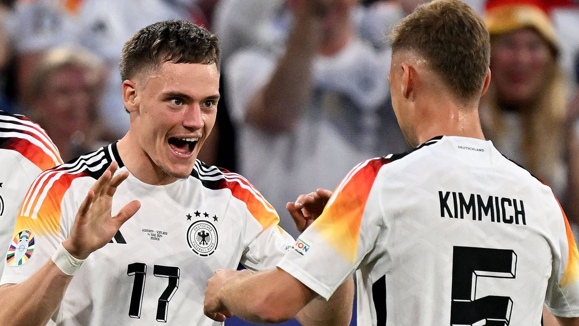 Berauschender Auftakt: Florian Wirtz (li.) feiert im Spiel gegen Schottland mit Teamkollege Joshua Kimmich.