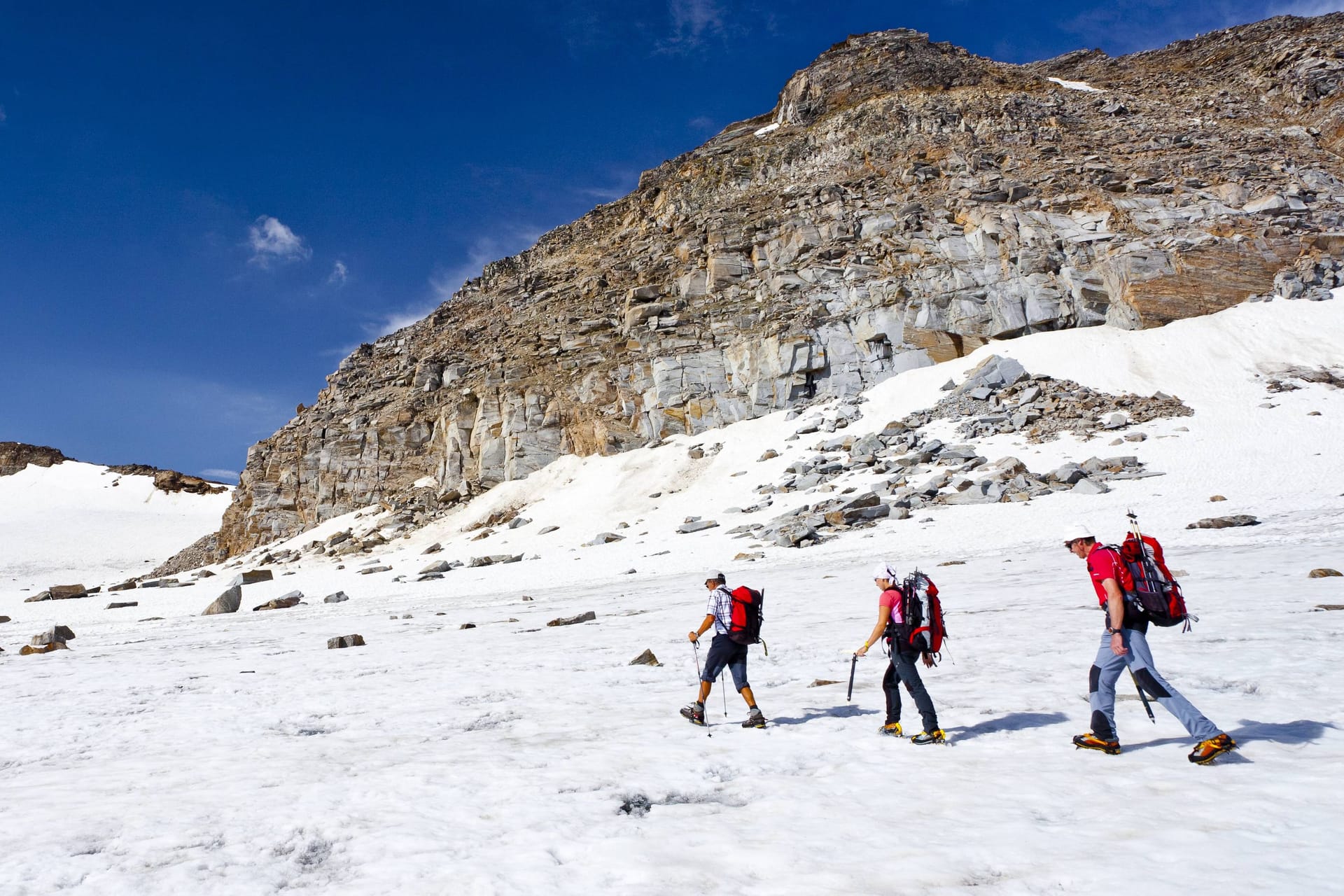 Bergsteiger auf dem Weg zur Vertainspitze (Archivbild): Nach einem Lawinenabgang verstarb ein Eiskletterer aus Österreich.