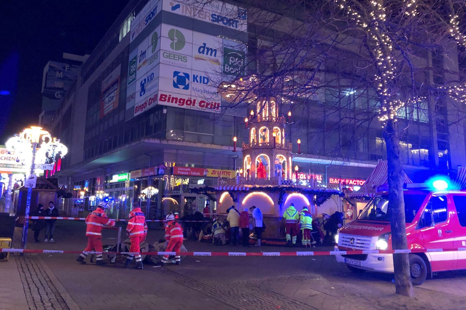 Auto fährt in Menschenmenge auf Magdeburger Weihnachtsmarkt