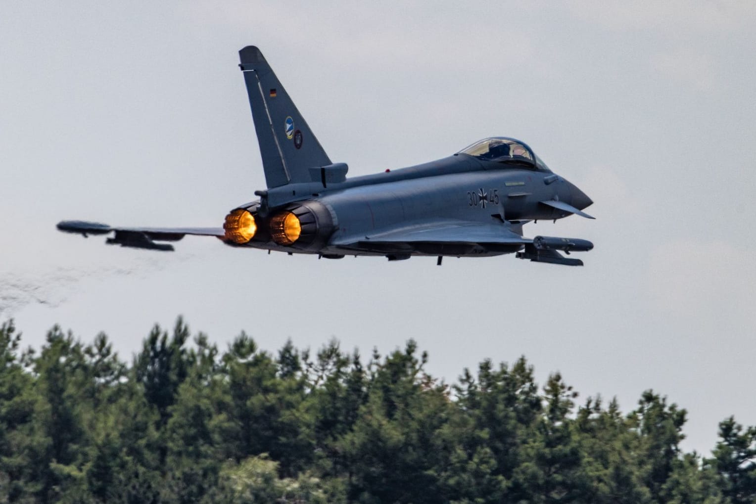 Eurofighter über dem Bundeswehr-Fliegerhorst Holzdorf in Brandenburg.