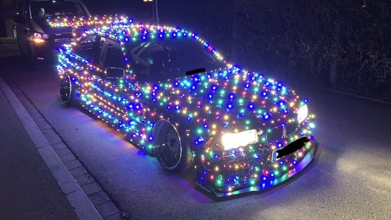 Bunte Weihnachtsbeleuchtung an einem BMW: Die Polizei stoppte das Fahrzeug.