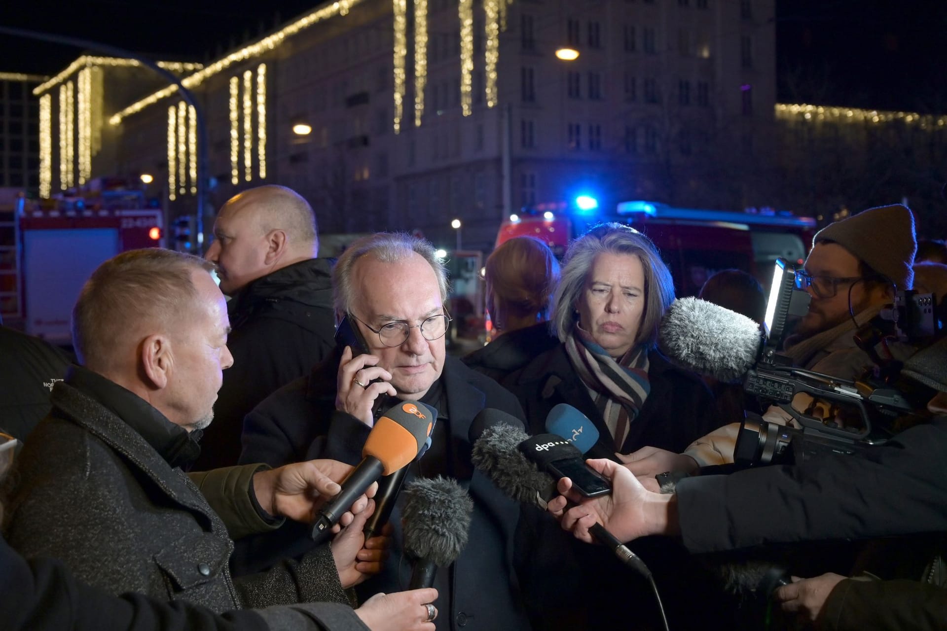 Auto fährt in Menschenmenge auf Magdeburger Weihnachtsmarkt