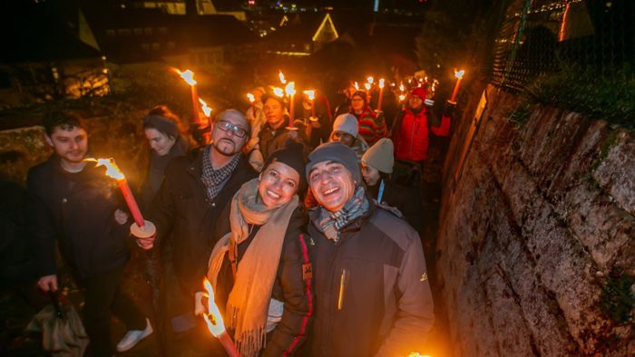 Mittelalter- und Weihnachtsmarkt Esslingen: Beschicker und Besucher trotzen dem Regen beim Fackelumzug zur Burg