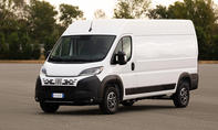 Fiat Ducato Facelift (2024) statisch von schräg vorne links.