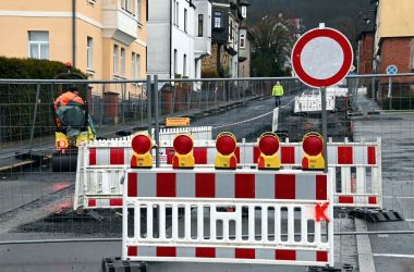 Eine Straßenbaustelle mit einem Sperrschild.