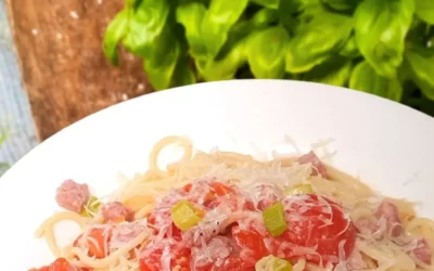 Spaghetti mit frischen Tomaten und italienischer Salsiccia