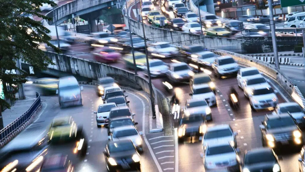 Dichter Straßenverkehr in der Stadt