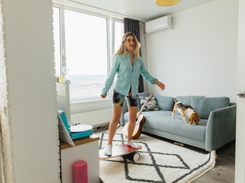 Frau steht auf Balance Board