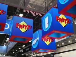 Fritz-Logos in einer Messehalle